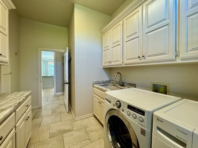 Building Photo - 2600 Sweetbriar Ct