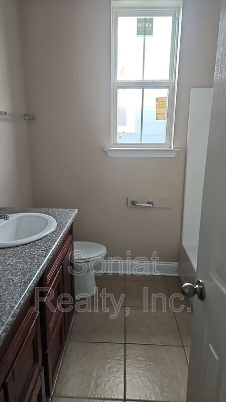 Building Photo - 4235 Hollygrove St