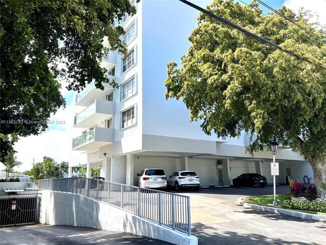 Building Photo - 10000 W Bay Harbor Dr