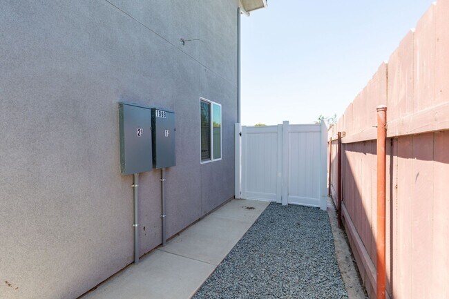 Building Photo - CHARMING Newly Constructed 1BD/BA Availabl...