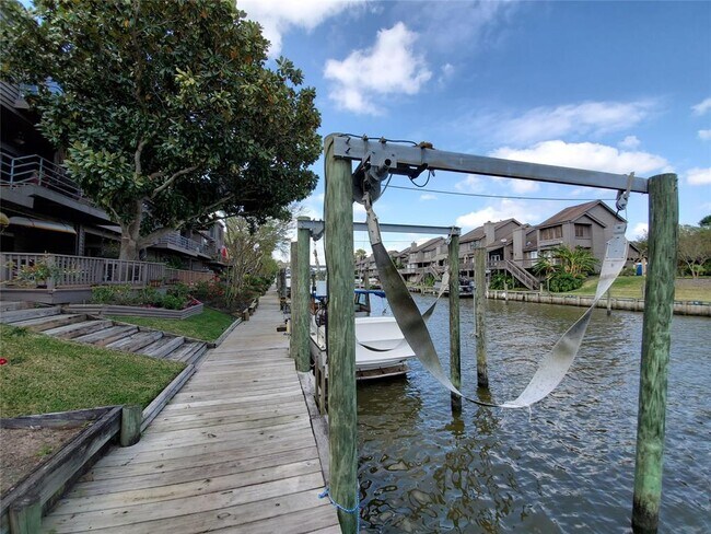 Building Photo - 18321 Sandy Cove