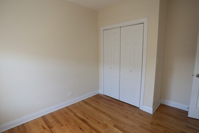 Building Photo - 952 W Cornelia Ave