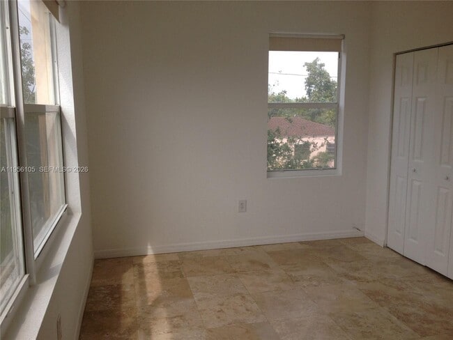 Building Photo - 953 SW 10th St