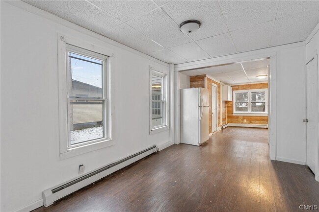 Building Photo - 262 W 4th St S