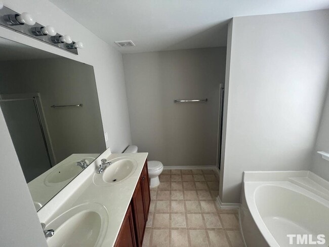 Building Photo - 4 Bedroom Single Family House in Morrisville RTP