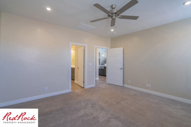 Building Photo - Stunning 4 Bedroom Home. Dog friendly!