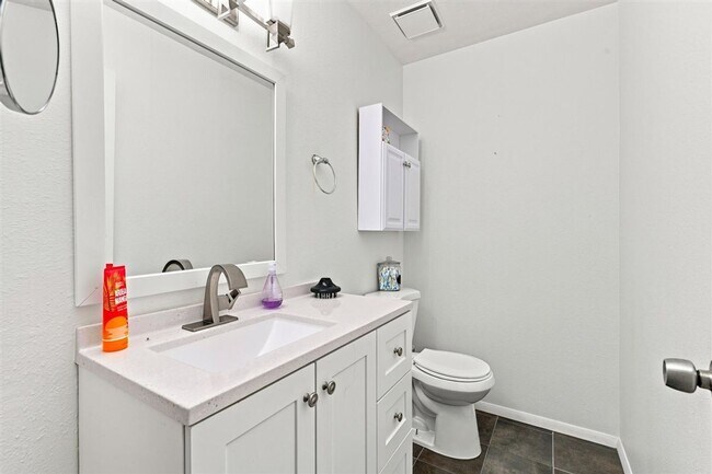 Building Photo - Remodeled Mid-Century 3-Bedroom, 2.5-Bath Home in a Highly Desirable Boise Neighborhood