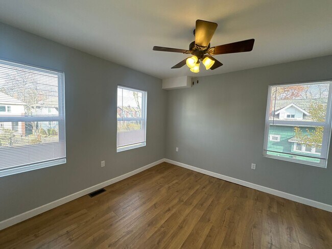 Building Photo - Renovated Single Family Home