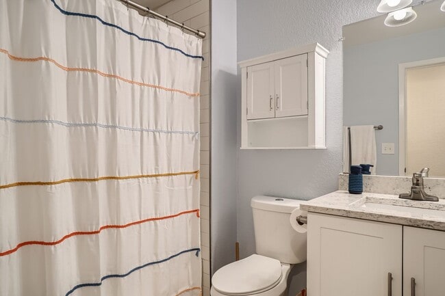 Building Photo - Beautiful 5 BDR Louisville Home/ Private Backyard