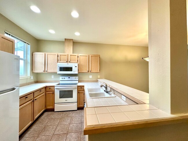 Building Photo - 2Bd/2.25Ba Mukilteo Condo