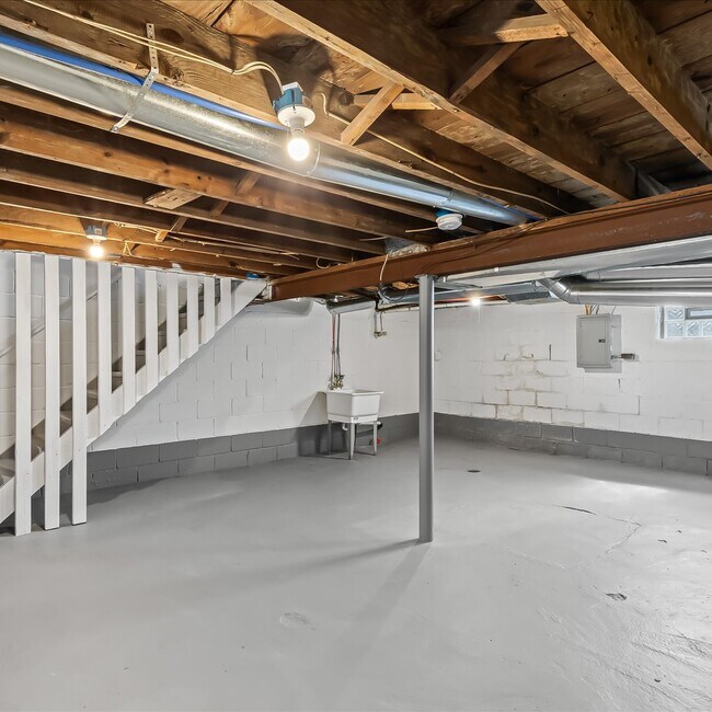 Building Photo - 111 W Rundell St