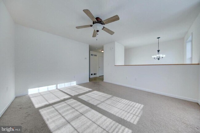 Building Photo - 10 Shady Tree Ct