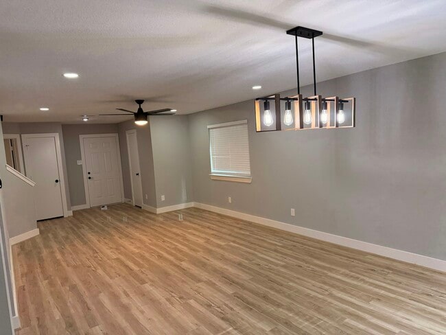 Building Photo - 10651 Cobblecreek Way