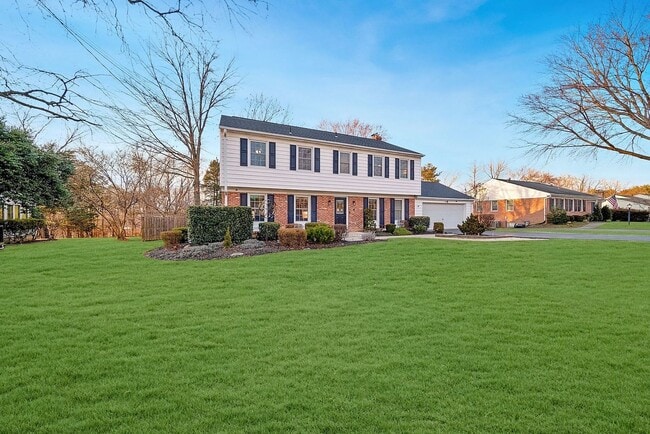 Building Photo - ABSOLUTELY GEORGEOUS 5BD/3.5BA Fully-Renov...