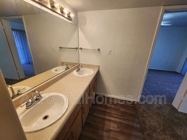 Building Photo - 1215 E Lemon St