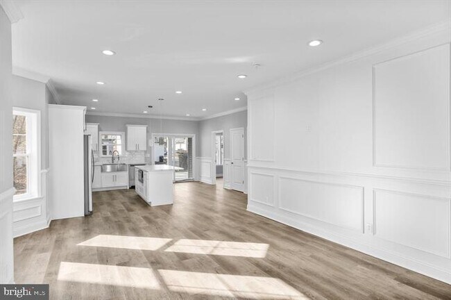 Building Photo - 132 Kossuth St