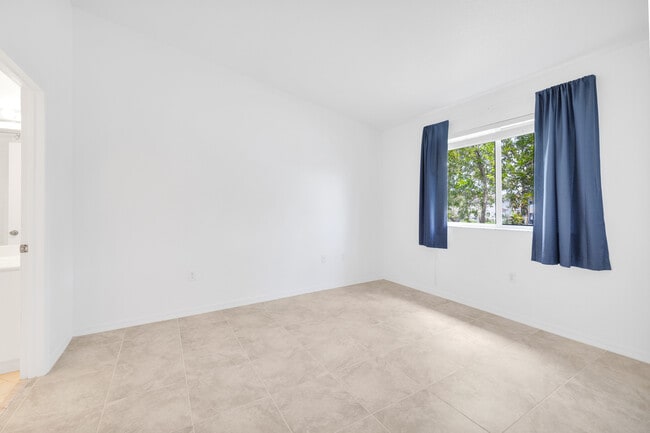 Building Photo - 1261 SE 28th Ct