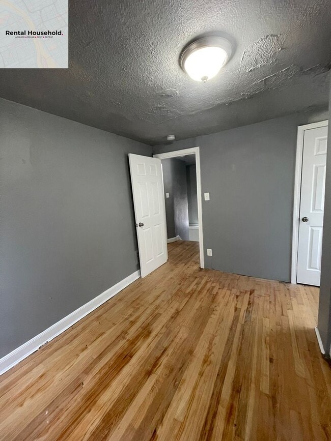 Building Photo - Spacious 3 Bedroom Home with Fenced Yard-Only $1200 a month