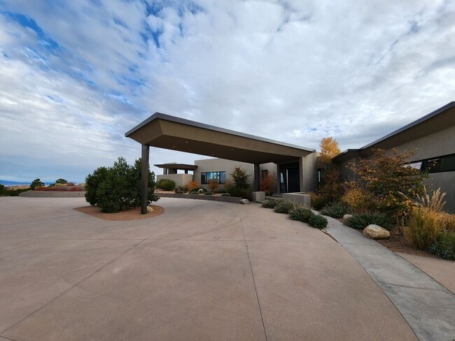 Building Photo - 36 Plz del Centro