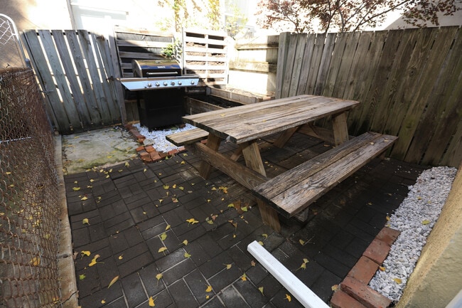 Building Photo - 540 S Paca St