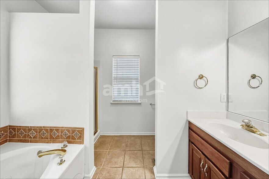 Building Photo - 4804 Peninsula Pointe Dr