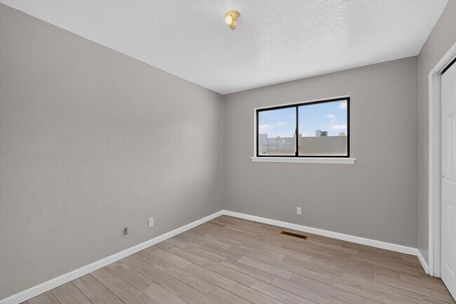 Building Photo - 7101 Cindy Dr NE