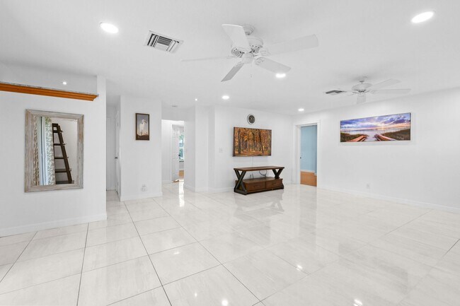 Building Photo - 244 Greymon Dr