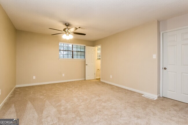 Building Photo - 5845 S Quail Dr