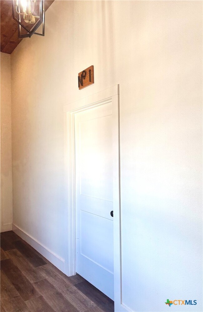 Building Photo - 123 W May St