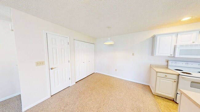 Building Photo - 5566 Garden Ridge