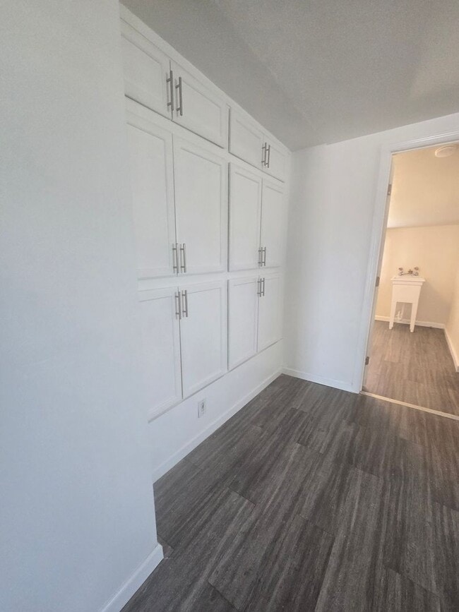 Building Photo - 3 Br 1 Ba available Now