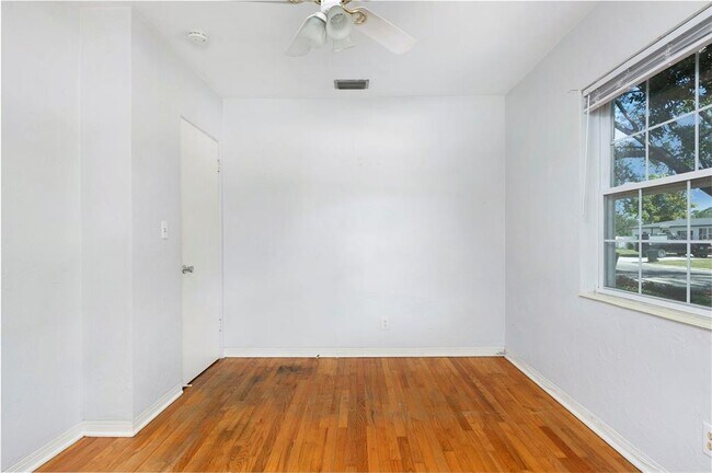 Building Photo - 2900 Leslee Lake Dr N