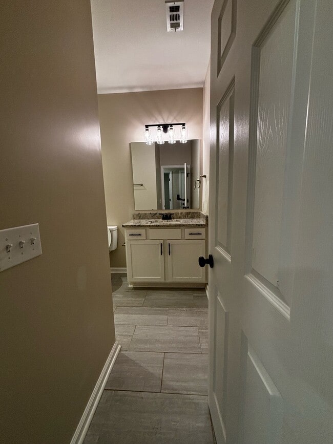 Building Photo - 715 Truman St