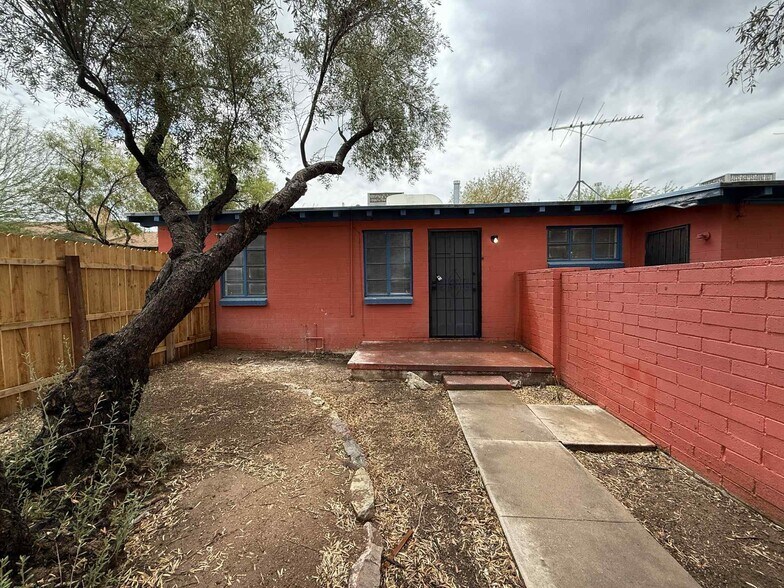 Building Photo - 2702 E Elm St