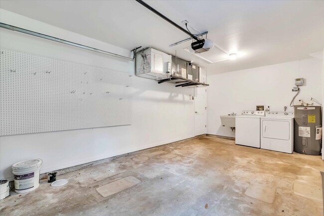 Building Photo - 5852 Brickell Dr