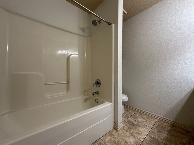 Building Photo - 612 Windbrook Ct