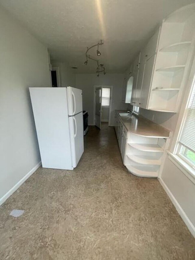 Building Photo - Spacious 3 bed/1.5 Bedroom House Close to ...