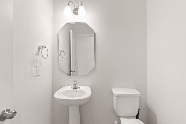 Building Photo - Like-New Townhome in Pristine, Move-In Ready Condition