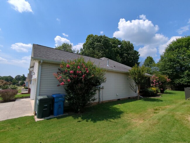 Building Photo - Nice Neighborhood in East Brainerd