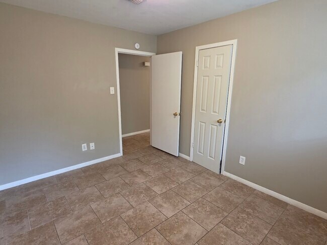 Building Photo - 9007 Glen Shadow Dr