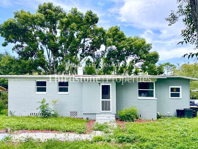 Building Photo - 1120 Skye Dr E