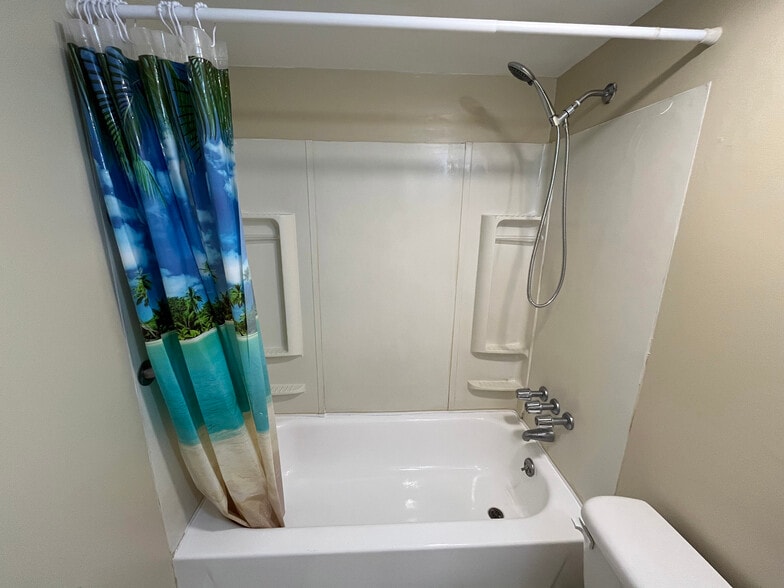 Tub and Shower - 419 Ocean Ave