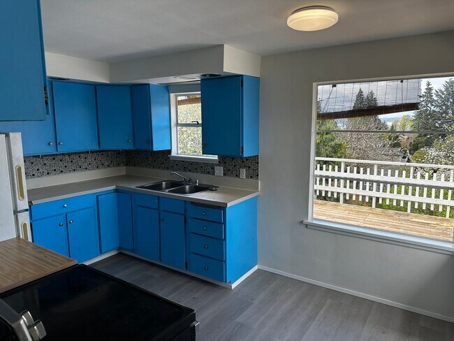 Building Photo - 2bd/1ba Seattle Home