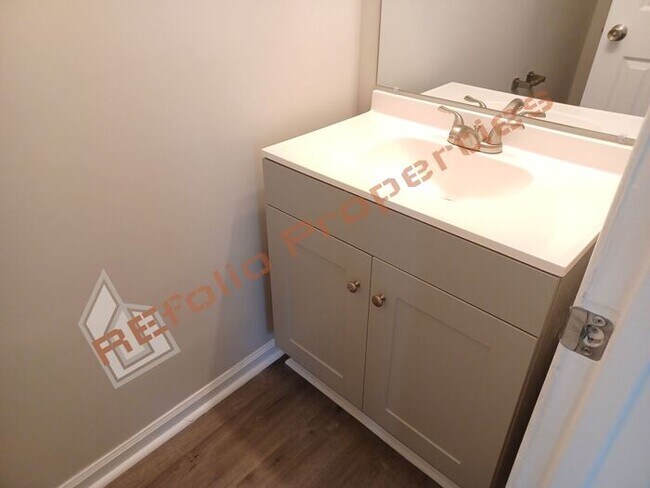 Building Photo - Carpetless 2 BD 1.5 Bath 2 Story Quadplex ...