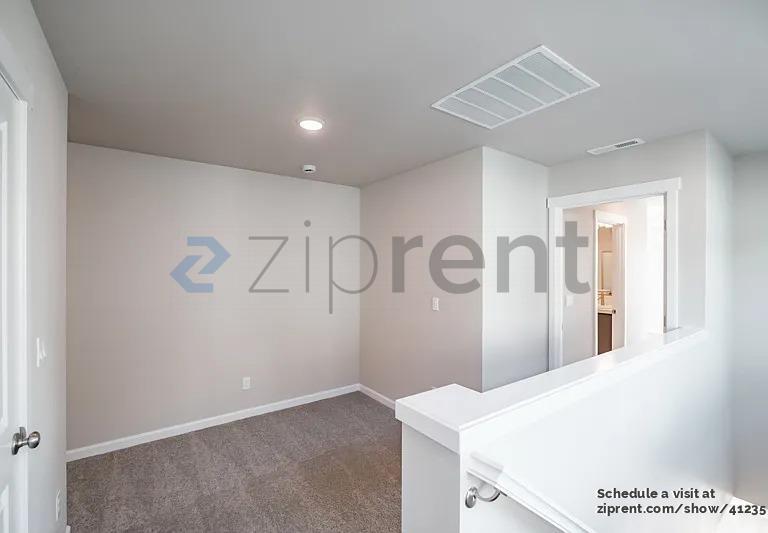 Building Photo - 8457 SE Kinnaman St
