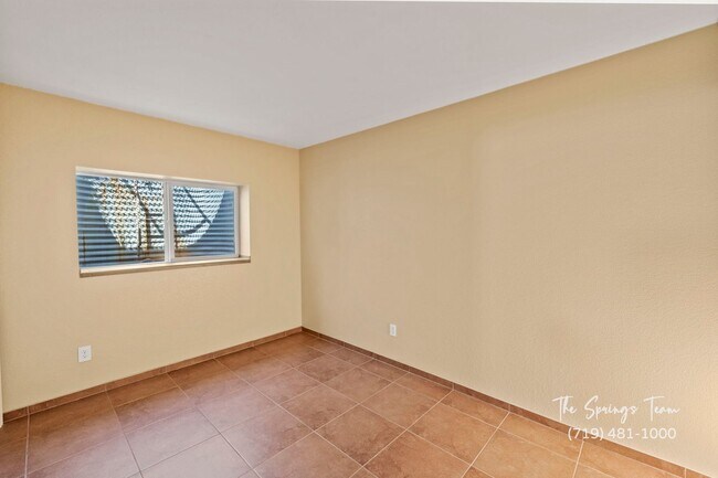 Building Photo - Spacious & Unique 3BD/2BA Townhome w/ Gara...