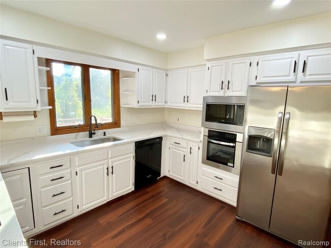 Building Photo - 7233 Oakwood Dr