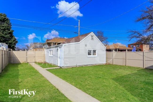 Building Photo - 8106 S Maplewood Ave