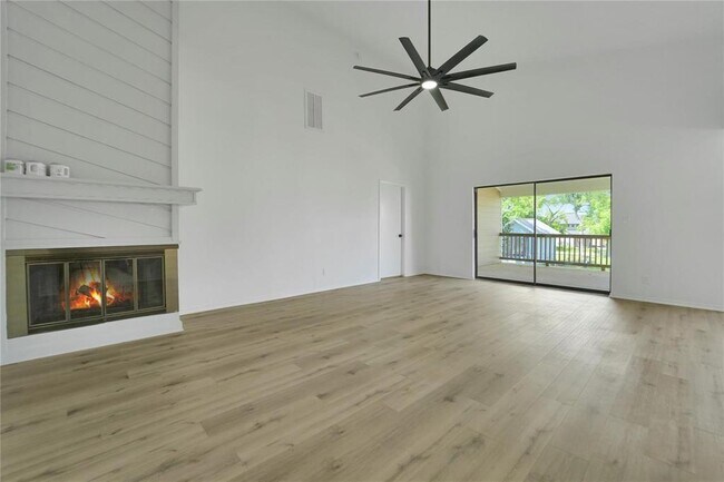 Building Photo - 964 Lake View Dr