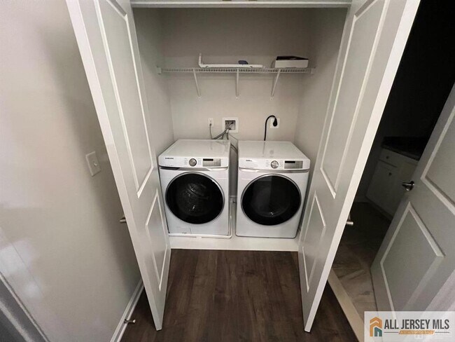 Building Photo - 706 Greenland Square